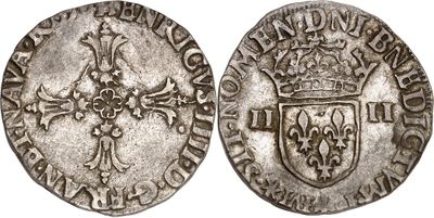 une pièce d'argent avec une croix au recto et une couronne au verso