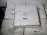 une pile de serviettes blanches posée sur une table