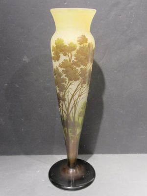 un vase sur lequel figure l'image d'un arbre