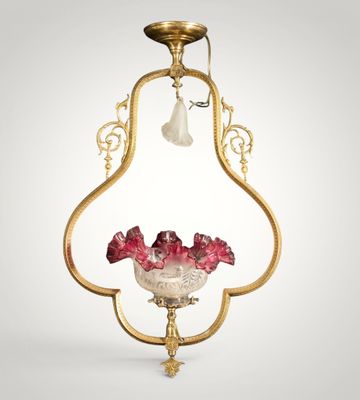 une suspension en or et en verre avec des fleurs dans un vase
