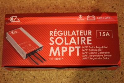 une image représentant une boîte rouge contenant un petit appareil électronique