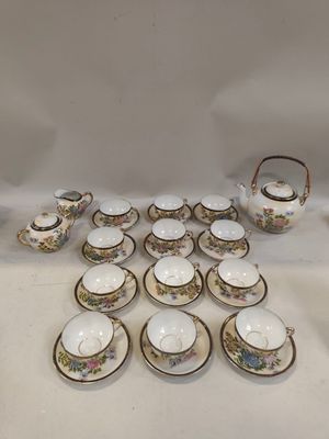 beaucoup de tasses et de soucoupes sur la table