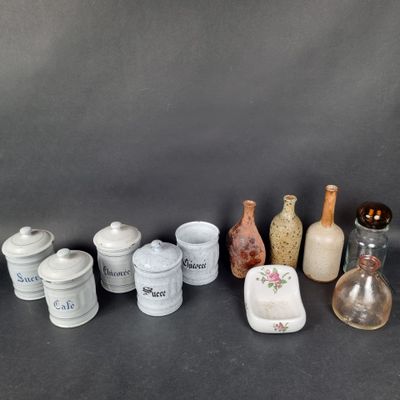de nombreux types de bocaux et de récipients sur la table