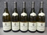 six bouteilles de vin sont alignées sur une table