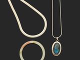 une collection de bijoux comprenant un collier, un bracelet et une bague