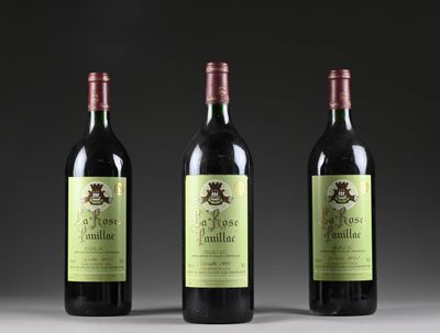 trois bouteilles de vin rouge posées sur une table