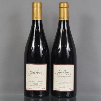 deux bouteilles de vin posées sur une table l'une à côté de l'autre