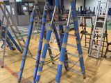 many ladders that are sitting in the middle of a room