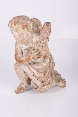 figurine d'une femme tenant un bébé dans ses bras