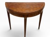 une petite table avec un plateau et des pieds en bois, sur fond blanc