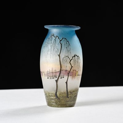 un vase en verre dans lequel est représenté un arbre