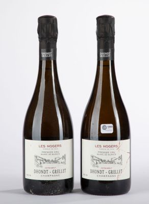 deux bouteilles de vin posées l'une à côté de l'autre sur une table