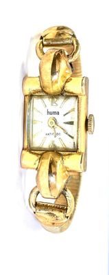 une montre-bracelet en or sur laquelle est gravé un cœur