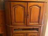 une armoire en bois surmontée d'un miroir