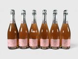 six bouteilles de vin rosé sont alignées en rang