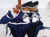un bikini bleu et une paire de chaussures posés sur une table