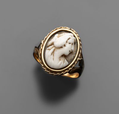 une bague romaine en or et ivoire, ornée d'une image représentant une femme