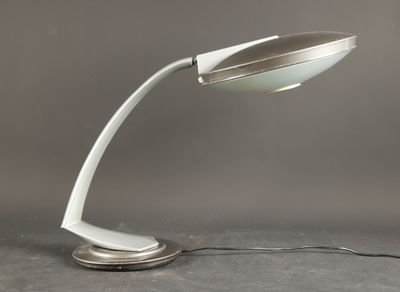 l'image d'une lampe posée sur une table