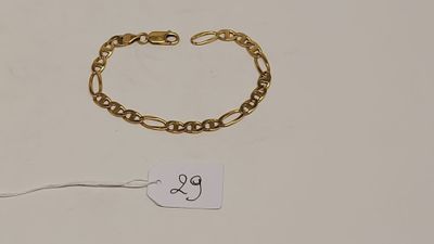 un bracelet en chaîne en or avec une étiquette