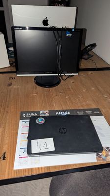 un bureau sur lequel se trouvent un ordinateur portable et un moniteur