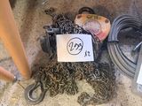 un tas de chaînes et un panneau posé par terre