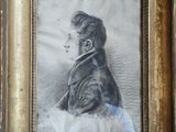 une vieille photo d'un homme en costume-cravate dans un cadre doré