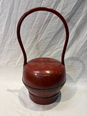 une image représentant une théière en bois rouge sur fond blanc