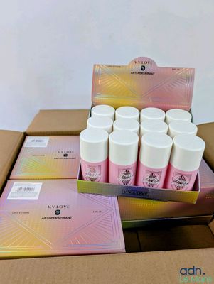 La boîte est remplie de flacons de lotion roses et blancs.