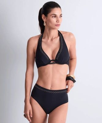 une femme portant un haut de bikini noir et un bas de bikini noir