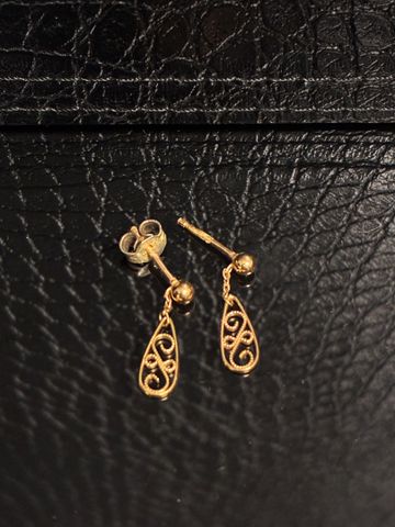 Paire de petits pendants d’oreilles filigranés en or 18 carats 75...