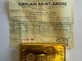 un petit morceau d'or posé sur un bout de papier