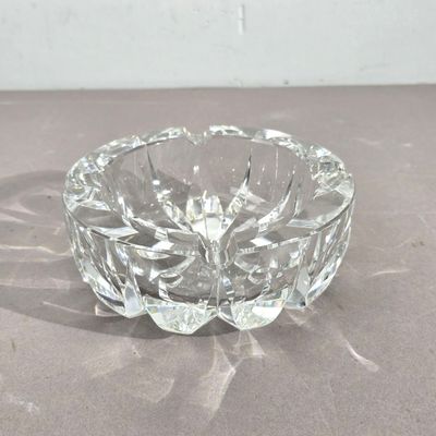 un saladier en verre transparent posé sur une table