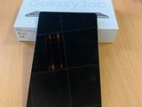 une photo d'un téléphone portable noir posé sur une table en bois