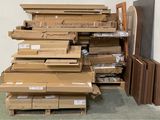 une grande pile de cartons empilés les uns sur les autres