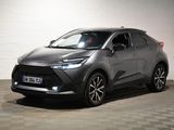 Le SUV Toyota C-HR est garé dans le garage