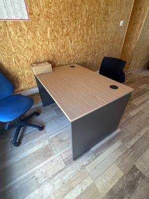 un bureau devant lequel se trouve une chaise bleue