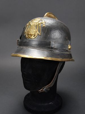 un vieux casque orné d'un emblème doré