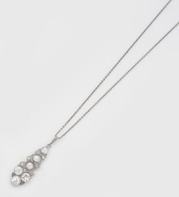 une photo d'un collier orné de trois diamants