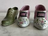 trois paires de chaussures posées sur une table