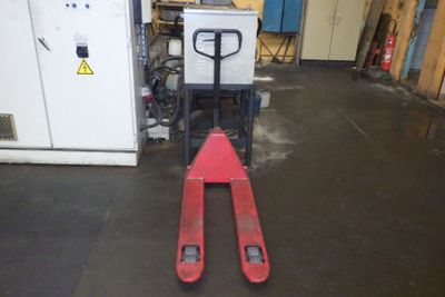 un chariot élévateur qui se trouve au milieu de l'atelier