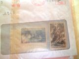 une vieille enveloppe avec des timbres, posée sur une table
