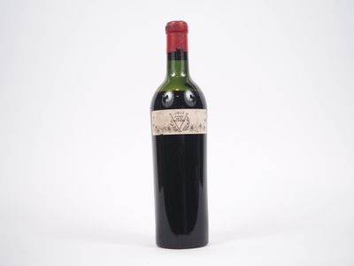 une bouteille de vin posée sur une table