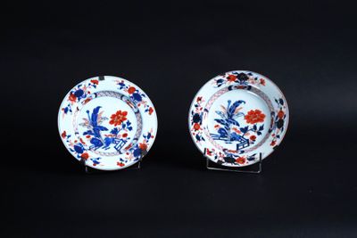 une paire d'assiettes bleues et blanches ornées de fleurs et d'oiseaux