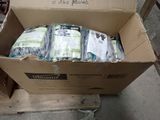 une boîte en carton remplie de sacs de nourriture posée sur une palette