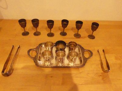 Partie de service à liqueur à décor de frises rubannés compr…
