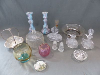 un grand nombre d'objets en verre posés sur une table