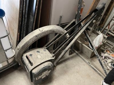 une machine qui se trouve dans une pièce, près d'un mur