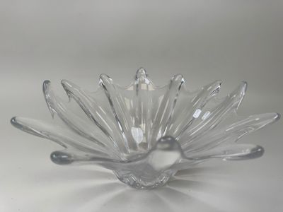 un bol en verre transparent orné d'un motif floral