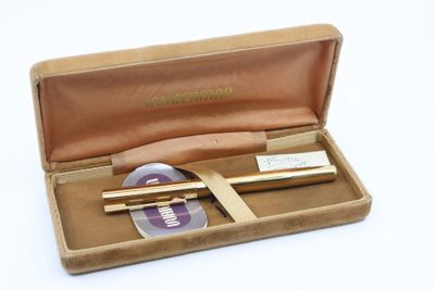 une boîte contenant un stylo et une paire de ciseaux