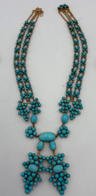 un ensemble composé d'un collier et de boucles d'oreilles avec des perles de turquoise